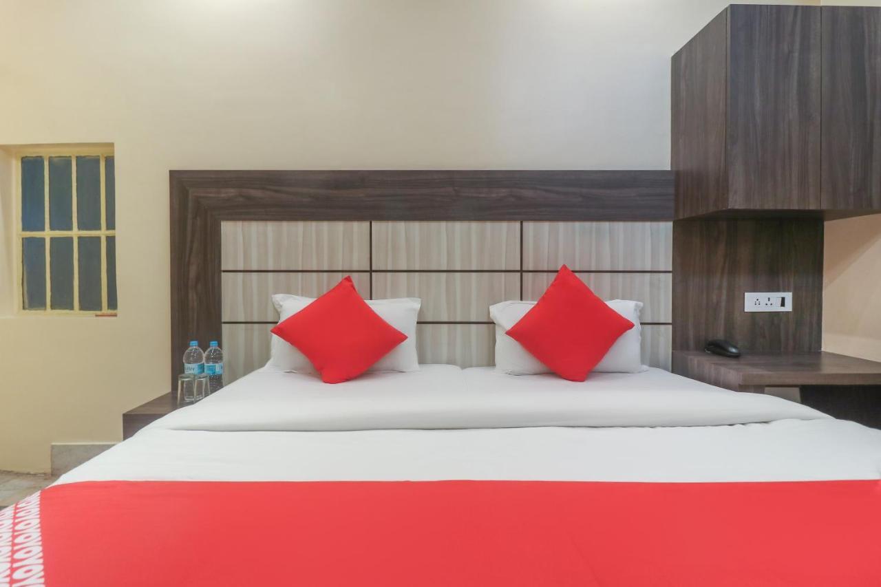 Oyo 60651 Hotel Arya Varanasi Exterior foto