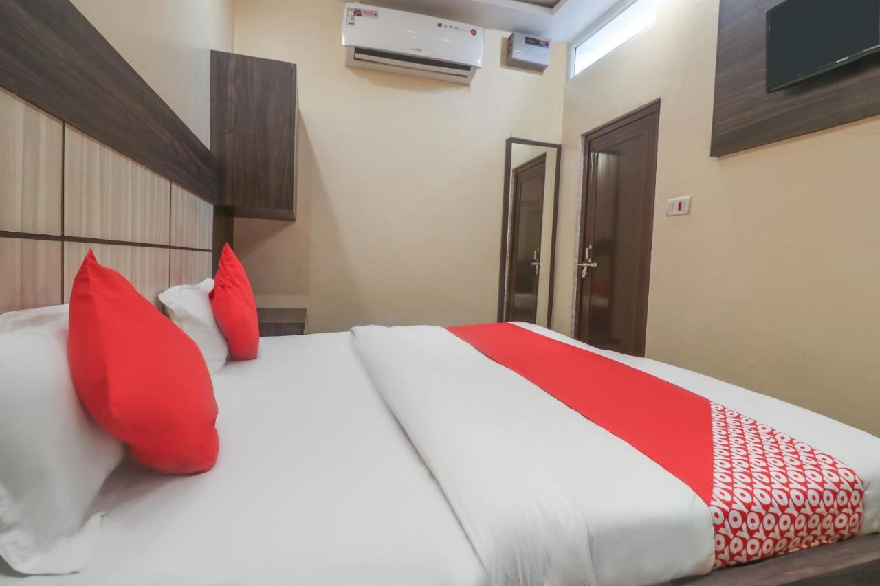 Oyo 60651 Hotel Arya Varanasi Habitación foto